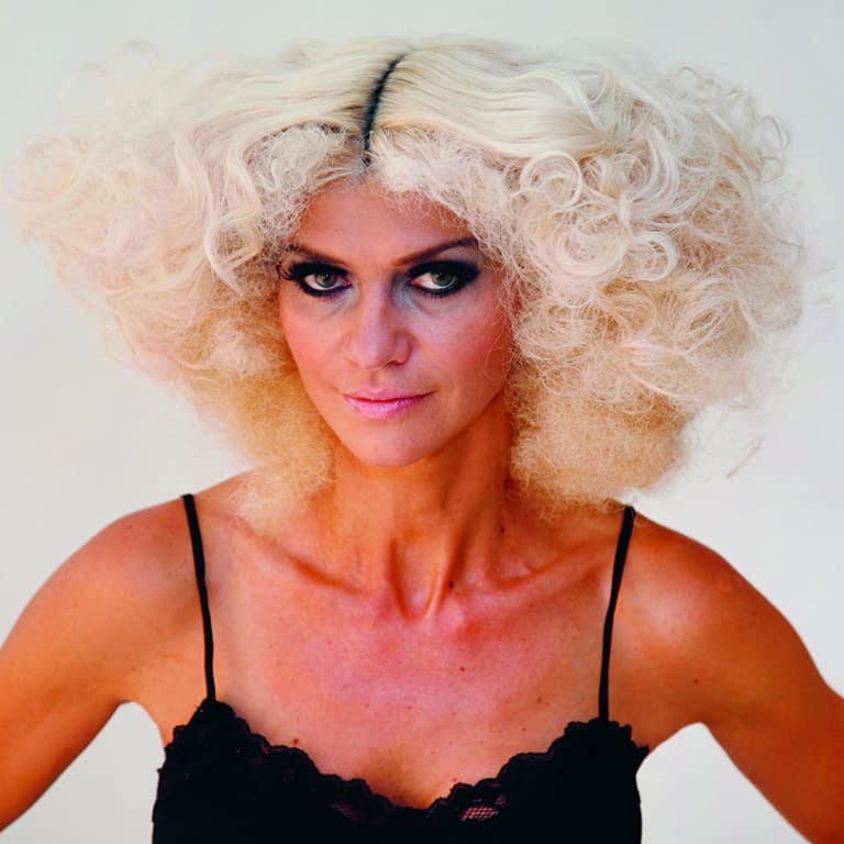 Trendige wilder Damenhaarschnitt blond