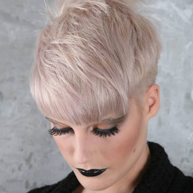 Trendiger Kurzhaarschnitt Damen blond
