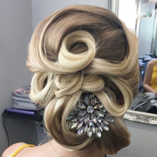 Brautfrisur Hochzeit blond locker hochgesteckt lange Haare