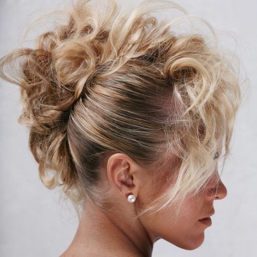 Brautfrisur locker hochgesteckt blond mit Locken
