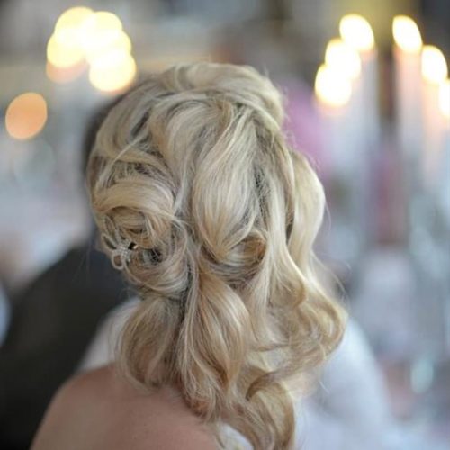 Brautfrisur Hochzeit blond halboffen lange Haare