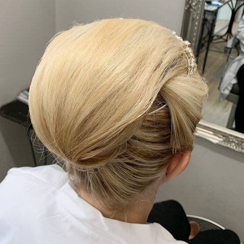 Brautfrisur blond hochgesteckt mittellange Haare